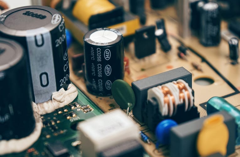 குவாண்டம் இயந்திரம் பொரியாலிஸ் நிரல்படுத்தக்கூடிய ஃபோட்டானிக் உணரியைப் பயன்படுத்தி கணக்கீட்டு நன்மை