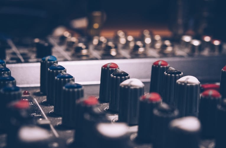 குறைக்கடத்தி ஒளியியல் பெருக்கிகளில் வெப்பநிலை விளைவை ஆராய்தல்