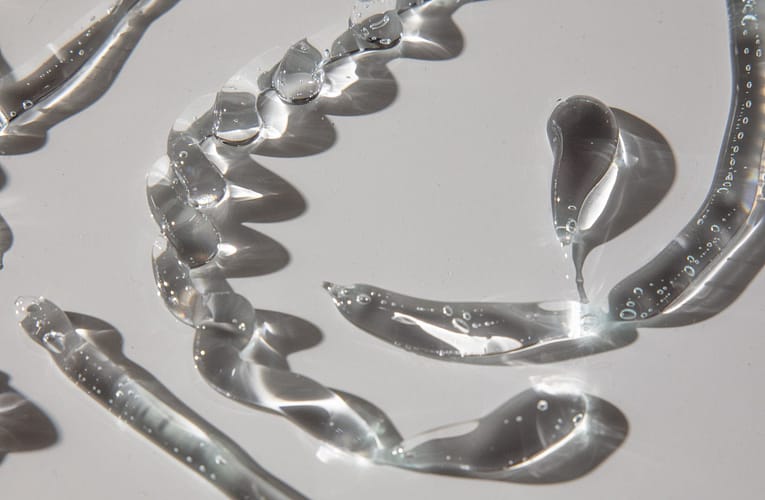 நானோ அளவுகளில் திரவங்கள் பாயும் போது உராய்வு எவ்வாறு அதிகரிக்கிறது என்பதைக் கவனித்தல்