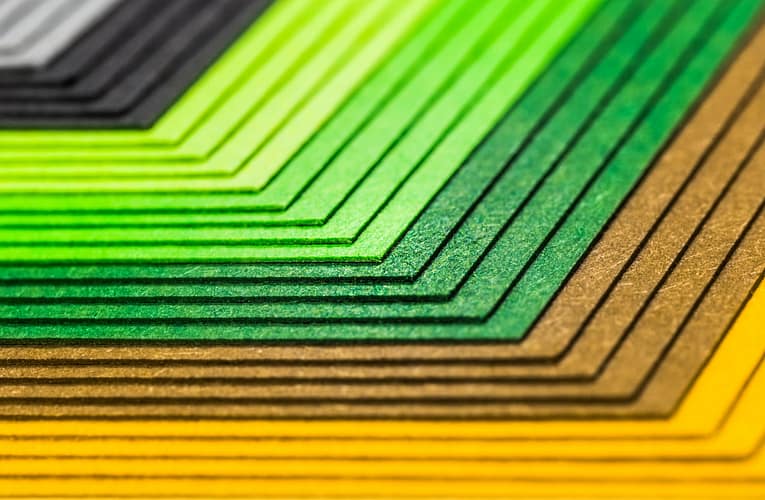 முறுக்கப்பட்ட கிராஃபீன் மாதிரி சிக்கலான மின்னணு நடத்தையை வெளிப்படுத்துதல்