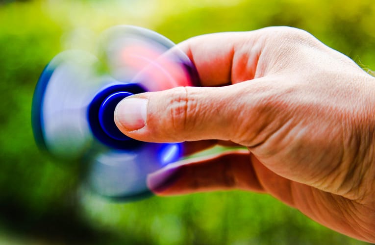 எதிர்ஃபெரோ காந்த கலப்பினங்களின் சுழல் பயன்பாடுகள்