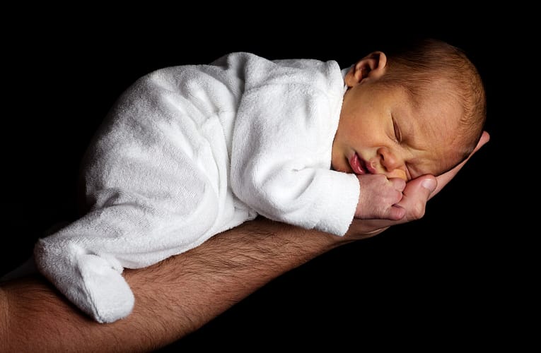 குழந்தை வளர்ச்சிக்கான மாதாந்திர வழிகாட்டி – மாதம் 2