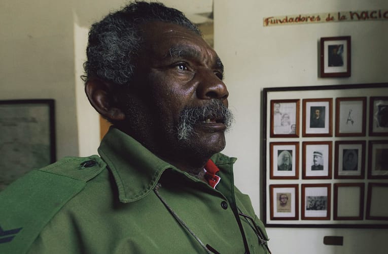 கேரளாவும் தமிழ்நாடும் தங்கள் மாநிலங்களில் உள்ள புலம்பெயர்ந்த தொழிலாளர்களின் நலனில் எவ்வாறு உரையாற்றுகின்றன?