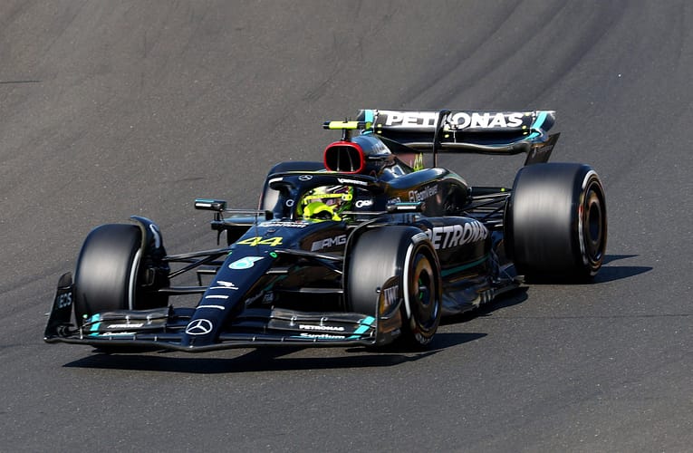 லூயிஸ் ஹாமில்டன் துருவத்தில் இறங்கியது போன்ற சமீபத்திய F1 புதுப்பிப்புகள்